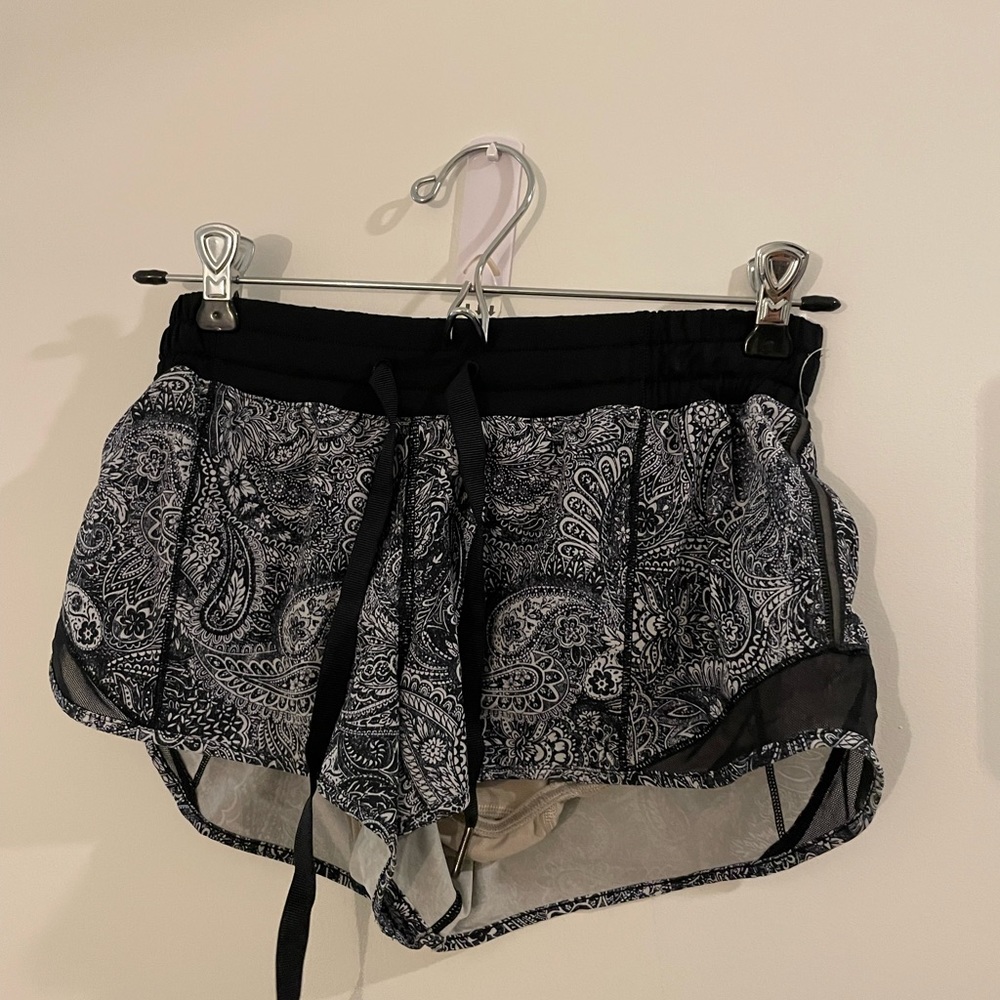 lululemon Hotty Hot Low-Rise Lined Short 2.5